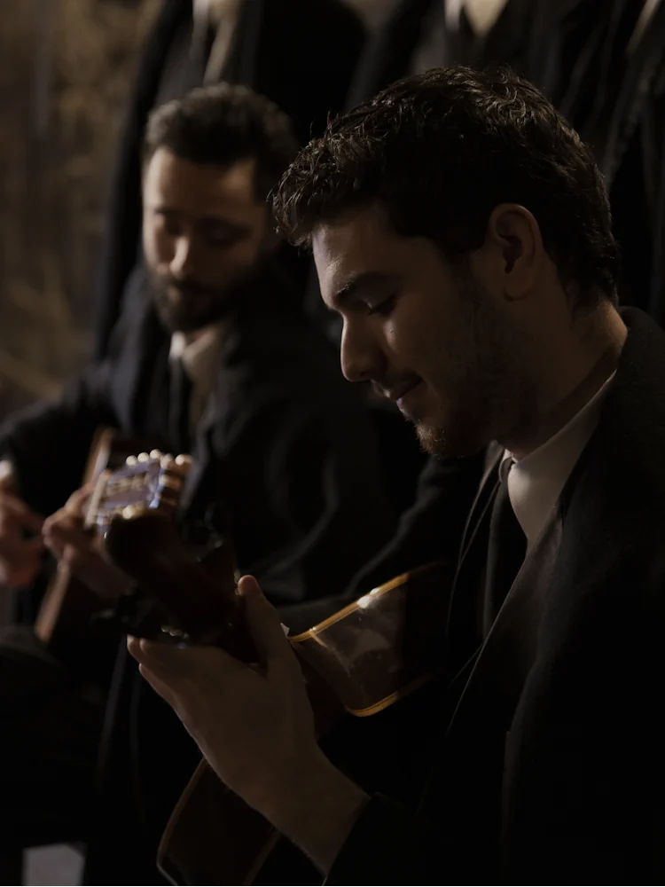 Músicos de Fado de Coimbra a tocar guitarra portuguesa num concerto de Fado ao vivo no Porto, no Fado Maior do Porto